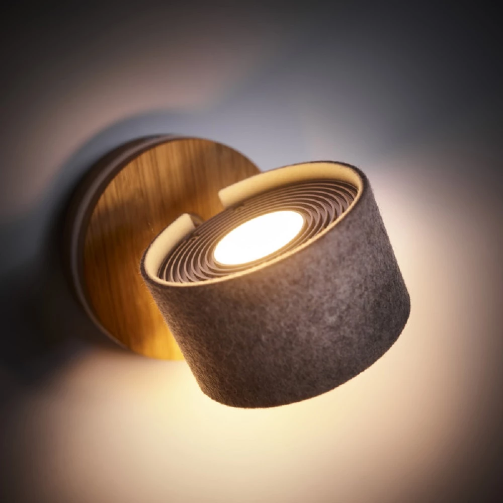Domus Wandleuchte Frits, Holz und Wollfilz 1 Domus Wandleuchte Frits, Holz und Wollfilz
