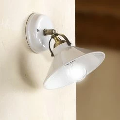 LHG Lights Rustikale Wandleuchte - Keramikschirm in Weiß - Metallelemente Altmessing