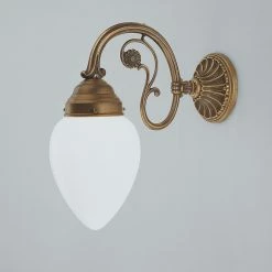 Berliner Messinglampen Wandleuchte im Jugendstil in Berliner-Messing mit mundgeblasenem Opalglas