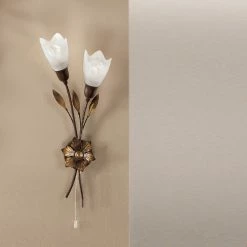 Hans Kögl Wandleuchte links oder rechts ausgerichtet mit gold patinierten Blättern und Alabastergläsern