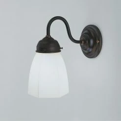 Berliner Messinglampen Wandleuchte in Messing-Antik mit glänzendem Opalglas Ø 11cm