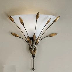 Hans Kögl Wandleuchte mit Opalglas und gold-patinierten Blättern